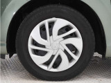 ◆純正ホイール装着車◆シンプルなデザインのホイールキャップ付きです。