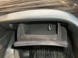 【グローブボックス】容器がせり出してくるバケットタイプ!一目で中身を把握でき、取り出しやすさにも優れます!