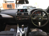 BMWのメーターパネルは選曲や、ラジオのチャンネルなども表示可能です。運転中に目線が泳ぐことなく、安全で疲れにくいです。