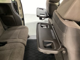 運転席・助手席の背もたれには、2列目シート用にカップホルダー付きの「格納式のシートバックテーブル」を装備しています。休憩時のちょっとした時間などカップを置いたり、小物置きに使えて便利です。