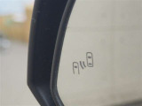 隣車線を走る車両をレーダーで検知し、ドアミラーでは確認しにくい後側方エリアに存在する車両に加え、急接近してくる車両も検知します。車両を検知するとドアミラーに搭載されたLEDインジケーターが点灯します。