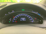 速度や燃料残量など、運転に必要な情報をまとめて確認できる表示です。視線を大きく移動させずに確認しやすく、日々の運転をサポートしてくれます。