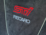 【RECARO製シート】人間工学に基づいた面圧分布によって腰への負担や長時間運転時の疲労発生を軽減☆一目でレカロとわかるスポーティなルックスが特徴です。