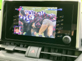 画面でテレビ番組を視聴でき、停車中の待ち時間にも映像を楽しめます。音量調整用のつまみも備わり、画面と合わせて操作しやすい配置です。普段使いにうれしい装備です。