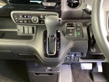 足元スッキリ、インパネシフトです。パーキングブレーキは電子制御パーキングブレーキタイプなので、運転席と助手席の間がスッキリしています。