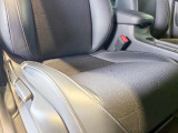 【コンビネーションシート】上質な質感と快適な座り心地を両立。車内に高級感を演出します。