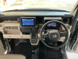 【前方視界】開放的な前方視界!運転がしやすく疲れにくいです♪窓が大きく、見通しがとっても良いおクルマですよ♪