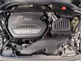 【BMWエンジン】革新的なガソリン・エンジン・テクノロジーによる高性能かつ高効率。レスポンスの良いパワーを発揮。常にスムーズな吸気を実現しアクセル開度にダイレクトに反応しドライビングを楽しく演出。