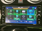音楽やラジオ、テレビなどのメニューが画面に整理され、利用したい項目を選びやすい構成です。複数の音源に対応した表示で、毎日の通勤やお出かけの時間を快適にサポートします。