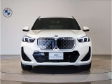 【BMWの伝統】BMWの特徴的な&ldquo;キドニーグリル&rdquo;は、80年以上続く伝統の形でございます。変わらないこだわりのデザインが、プレミアムブランド&ldquo;BMW&rdquo;を創り出します。