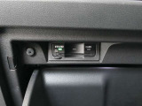 ETCユニットがグローブBOX内に収まっています。
