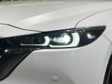 【LEDヘッドライト】悪天候や夜間走行時も良好な視界を確保し安心して運転できる高輝度LEDヘッドライトを装備!点灯速度が早く、消費電力も抑えられています。