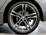【BMWアロイホイル】軽量かつ強度に拘ったアロイホイル。走行性能ポテンシャルを引き出す設計。車の足元を引き締めてくれる大きなポイントはアロイホイルです。