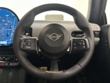 MINIのロゴが映える、シンプルでスタイリッシュなステアリング。