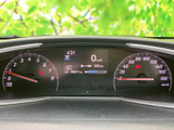 速度やエンジン回転数などの情報が、運転席から確認しやすい位置にまとまっています。中央の表示部では走行距離や燃料残量なども把握でき、日々の運転をサポートします。