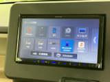 ラジオやBluetoothなど、複数の音源を画面から選べる仕様です。項目がアイコンと文字で表示され、聴きたい音源への切り替えも直感的に行いやすく、日常の移動に便利です。