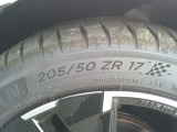 タイヤサイズは、205/50ZR17です。