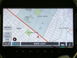 現在地周辺の道路や地名を画面で確認でき、目的地までのルート確認にも活用できます。地図表示が見やすく、初めての場所へ向かう際にも心強い装備です。