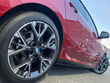 【BMWアロイホイル】軽量かつ強度に拘ったアロイホイル。走行性能ポテンシャルを引き出す設計。車の足元を引き締めてくれる大きなポイントはアロイホイルです。