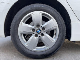 BMWならではの卓越した走りを支えるホイールと足回りです!日本車の走りに慣れている方にもぜひ体感して頂きたいほど、高いレベルでまとまっています!純正16インチアルミホイール。