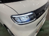 白く明るい光で夜間走行をサポートするLEDヘッドランプを搭載