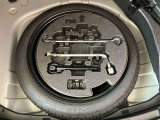 スペアタイヤです。最近はパンク修理キットが多いので、安心できる装備となります。