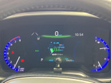 速度や燃料残量などの情報がひと目で確認しやすく、運転中も必要な情報を把握しやすい表示です。日々の運転を見守る装備です。