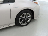 装着タイヤサイズは、215/45R17です。純正アルミホイールを装着しております。