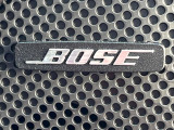 【BOSEサウンドシステム】メーカーオプションの高品位サウンドシステムを搭載。専用のチューニングが施された大小様々なスピーカーから良質なサウンドが奏でられ、臨場感あふれる音響空間を演出します。