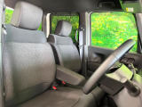 運転席まわりには十分なスペースがあり、大柄な方でもゆったり運転していただける環境です。