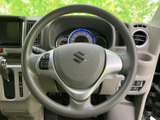 握りやすい形状で、手元には複数のスイッチを配置。運転姿勢を保ちながら必要な操作に手が届きやすく、毎日の移動でも扱いやすさを感じていただける装備です。