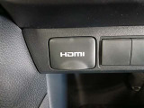 HDMI入力端子を装備しており、スマホやタブレットの映像を車内モニターへ高画質で映し出せます。家族でのドライブ中の動画視聴にも便利な装備です。