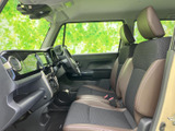 前席は座面と背もたれに落ち着いた色を配し、車内全体にまとまりを感じさせます。窓からの見通しもよく、乗り降りの際や着座中も周囲を確認しやすい空間です。