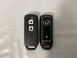 スマートキーを装備しています。鍵を差し込むことなくドアロックの開け閉めと、スタートボタン操作でのエンジンスタートができます。スペアキーも同じものを用意しております。