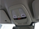 ルーフにあるボタンは、車両が始動しない場合、パンクした場合、または事故に遭った場合などの緊急時に支援の要請に使用できるため、安心感を高めることができます。