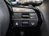 ◆アダプティブクルーズコントロール◆予め設定した車速内でクルマが自動的に加減速。前走車との適切な車間距離を維持しながら追従走行します。【LKAS】車線維持支援システムでステアリング操作を支援。