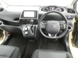 運転席からの視界はこんな感じです☆お気軽にご来店いただき、実際に座って是非お確かめください。ドライバーに寄り添う快適な操作フィールをもたらすステアリングです。