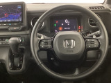 【ハンドル】運転にかかわる様々な操作を安全に行えるように視点移動が少なく操作性に配慮されたスイッチ類が凝縮されたコックピットです。