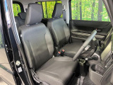 運転席まわりには十分なスペースがあり、大柄な方でもゆったり運転していただける環境です。