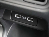 ◆スマートフォンの充電等にも便利な電源ソケットも使いやすい場所に装備されています。