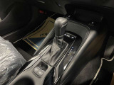 操作しやすいATシフトです♪シフトチェンジを気にしなくていいので運転だけに集中できますね!自然と手に届くところにある、手になじむ形状のシフトノブがいいですね♪