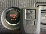 【スマートキー】カバンやポケットに入れたままでもドアの施錠・解錠が可能なスマートキーを装備。エンジンのオン・オフ時もカギを取り出す必要が無いからとっても便利です♪