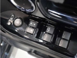 【電動格納ドアミラー】車内からのミラーの調整と格納が可能