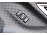運転席のポジションを2つ、記憶させることができます。ボタンを押すと設定したポジションに電動で移動します。