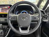 手元に複数のスイッチを備え、運転姿勢を保ちながら各種機能を扱いやすい仕様です。握りやすい形状で、メーターや前方を見ながら操作できるため、日常の運転を便利にサポートします。