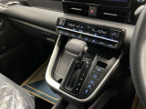 操作しやすいATシフトです♪シフトチェンジを気にしなくていいので運転だけに集中できますね!自然と手に届くところにある、手になじむ形状のシフトノブがいいですね♪