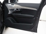 運転席ドアの全景です。キャビンを彩るすべてのものに、機能を形にした美しさが備わっています。