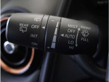 【オートワイパー機能】レバーをAUTOの位置にしているとき、レインセンサーが雨を感知すると、雨量に応じて、ワイパーが自動で作動します。