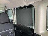 ロール式シェードが出てきます!車内の温度を安定して保てます♪強い日差しもシャツトダウンしてくれます☆