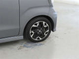 装着タイヤサイズは、165/55R15です。純正アルミホイールを装着しております。